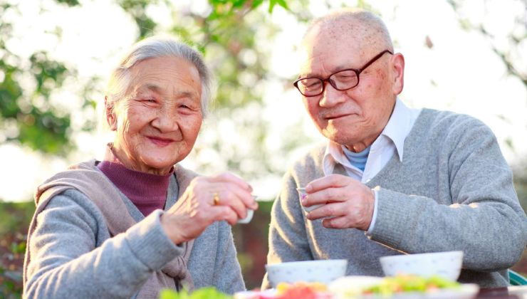 Vì sao phụ nữ sống thọ hơn nam giới?