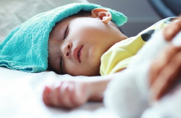 BÉ BỊ SỐT SIÊU VI: LÀM GÌ ĐỂ HẠ SỐT NHANH & AN TOÀN